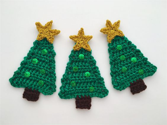 Tres árboles de Navidad hechos a mano en crochet