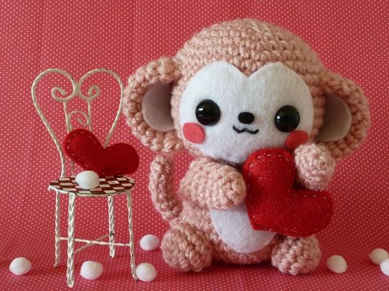 monito con corazón en crochet