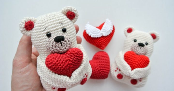 Teddy, osito con corazón hecho a mano en crochet