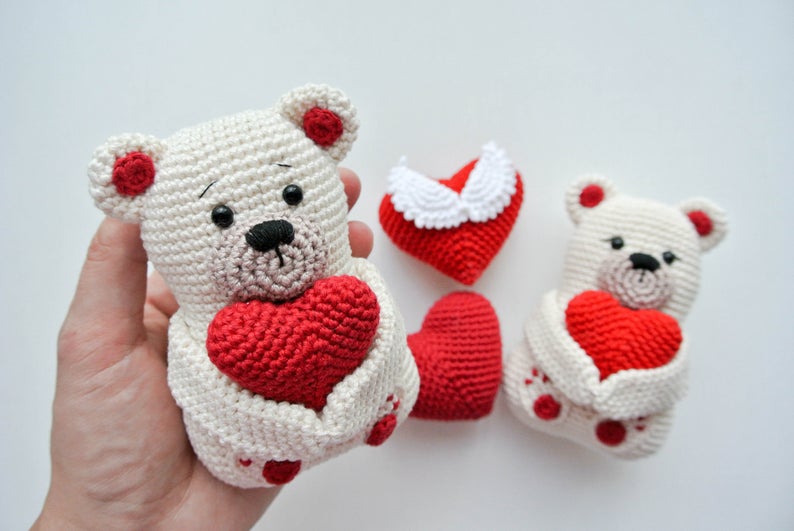 Teddy, osito con corazón hecho a mano en crochet