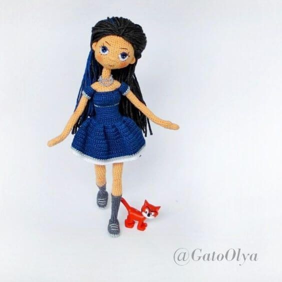 Muñeca amigurumi articulada