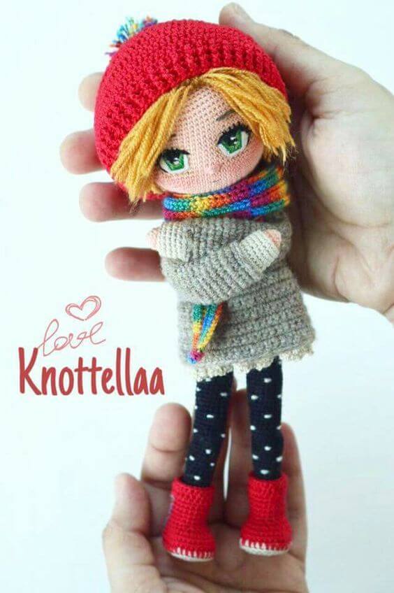 Muñeca amigurumi articulada